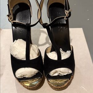 Jimmy Choo pela t- strap Elegant Black and Gold Platforms